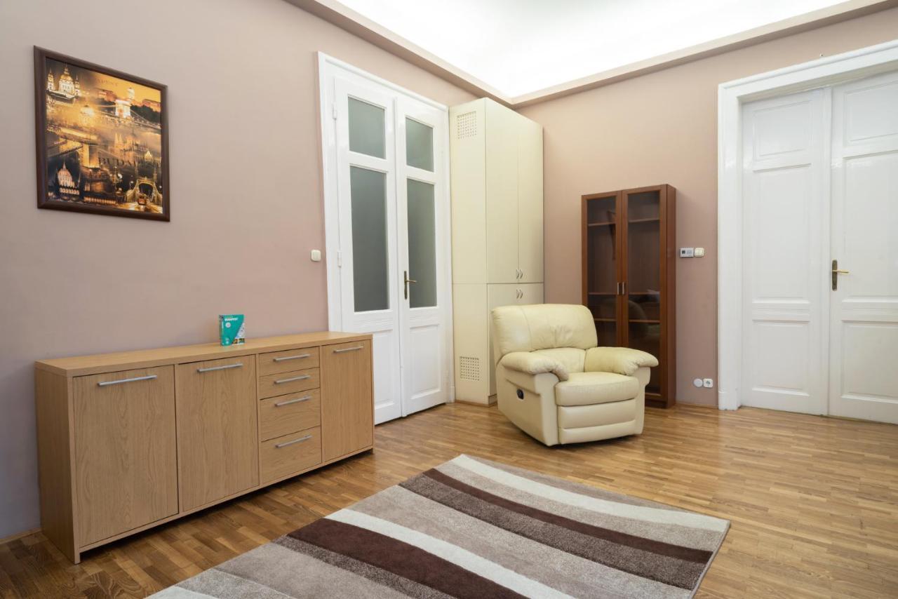 Kiraly Central Apartment With Free Parking And Ac บูดาเปสต์ ภายนอก รูปภาพ